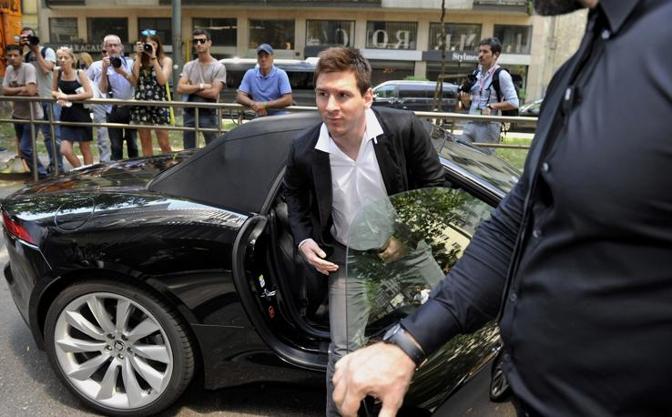 Leo Messi  a Milano ed assiste ad una sfilata degli amici Dolce&Gabbana. Italy Photo Press